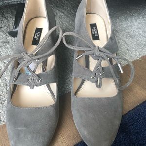 👕👖Alfani Grey Suede Lace Up Pump heels Size 8N In great condition